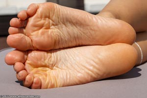 small preview pic number 154 from set 3134 showing Allyoucanfeet model Lauren
