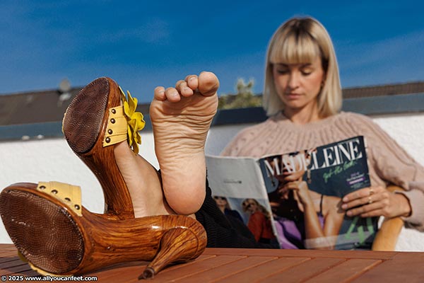 bigger preview pic from set 3412 showing Allyoucanfeet model Naya